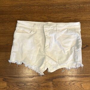 White Jean Shorts with Frayed Hem and Casual Style